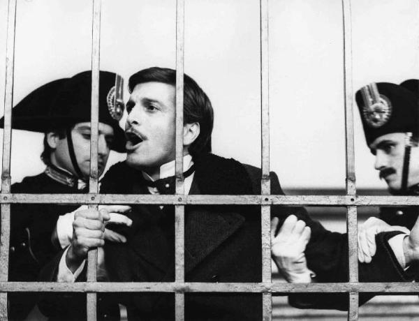 Scena del film "Il bacio" - Regia Mario Lanfranchi - 1974 - L'attore Maurizio Bonuglia dietro le sbarre tra due carabinieri