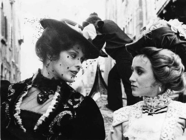 Scena del film "Il bacio" - Regia Mario Lanfranchi - 1974 - Le attrici Martine Beswick ed Eleonora Giorgi