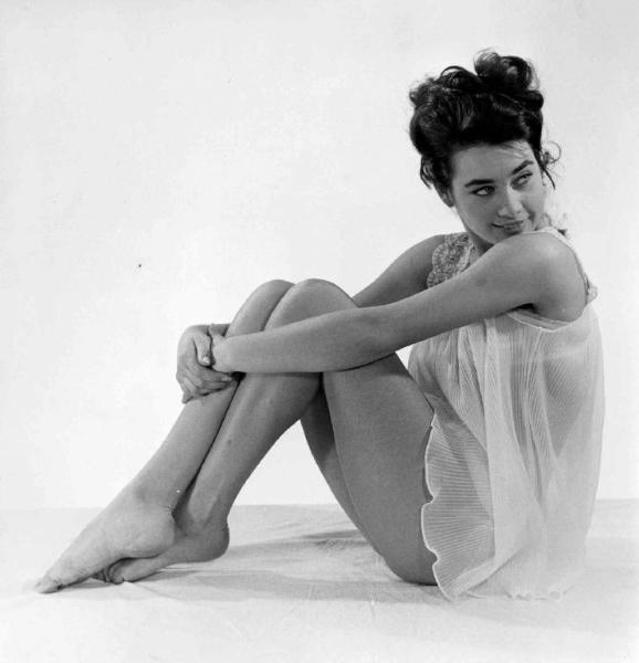 Scena del film "Ballerina e buon Dio" - Regia Antonio Leonviola - 1958 - L'attrice Wera Cecova
