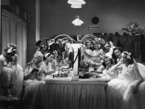 Scena del film "Ballo al castello" - Regia Max Neufeld - 1939 - Ballerine in tutù al trucco