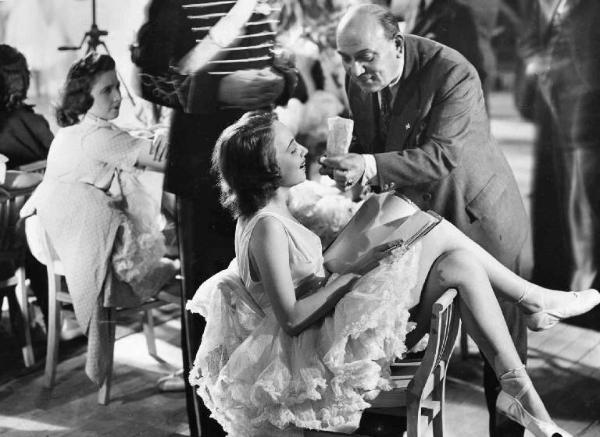 Scena del film "Ballo al castello" - Regia Max Neufeld - 1939 - L'attrice Bianca Della Corte e un attore non identificato