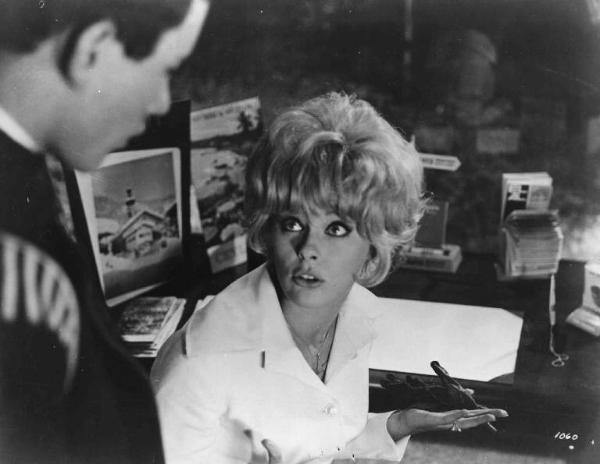 Scena dell'episodio "Il trattato di eugenetica" del film "Le bambole" - Regia Luigi comencini - 1965 - L'attrice Elke Sommer