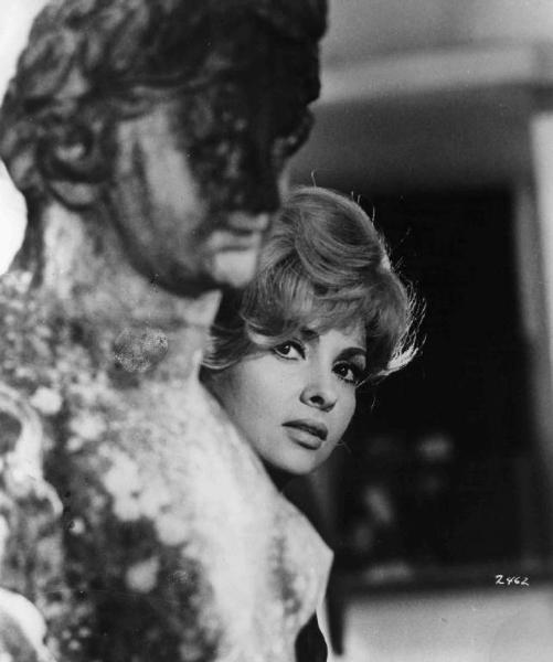 Scena dell'episodio "Monsignor Cupido" del film "Le bambole" - Regia Mauro Bolognini - 1965 - L'attrice Gina Lollobrigida