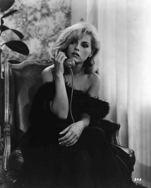 Scena dell'episodio "La telefonata" del film "Le bambole" - Regia Dino Risi - 1965 - L'attrice Virna Lisi al telefono