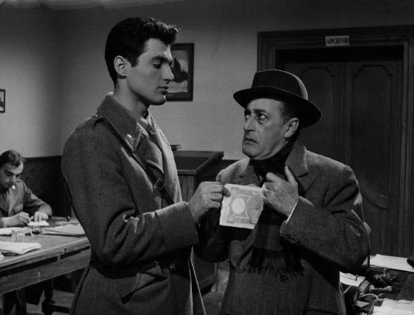 Scena del film "La banda degli onesti" - Regia Camillo Mastrocinque - 1956 - Gli attori Gabriele Tinti e Totò