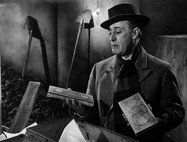 Scena del film "La banda degli onesti" - Regia Camillo Mastrocinque - 1956 - L'attore Totò con due cliché di banconote