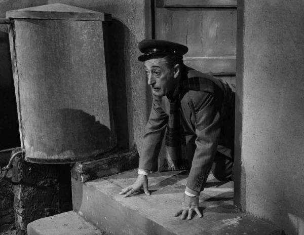 Scena del film "La banda degli onesti" - Regia Camillo Mastrocinque - 1956 - L'attore Totò