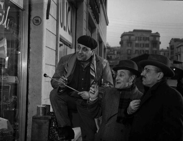 Scena del film "La banda degli onesti" - Regia Camillo Mastrocinque - 1956 - Gli attori Giacomo Furia, Totò e Peppino De Filippo davanti alla vetrina di un bar