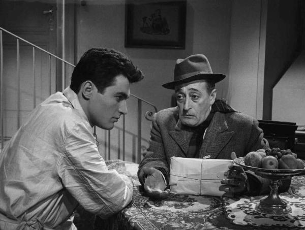 Scena del film "La banda degli onesti" - Regia Camillo Mastrocinque - 1956 - Gli attori Gabriele Tinti e Totò