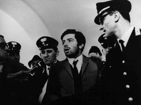 Scena del film "Banditi a Milano" - Regia Carlo Lizzani - 1968 - L'attore Don Backy circondato da carabinieri e giornalisti