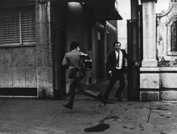 Scena del film "Banditi a Milano" - Regia Carlo Lizzani - 1968 - Gli attori Don Backy e Gian Maria Volonté