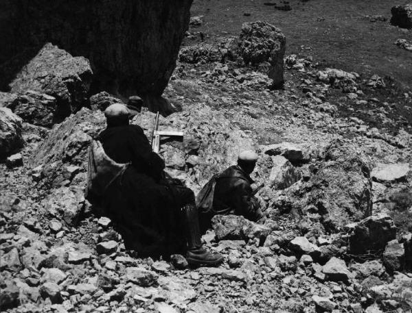Scena del film "Banditi a Orgosolo" - Regia Vittorio De Seta - 1961 - Due attori non identificati armati di fucile su un monte