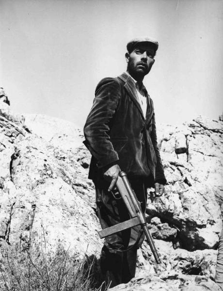 Scena del film "Banditi a Orgosolo" - Regia Vittorio De Seta - 1961 - Un attore non identificato impugna un mitra