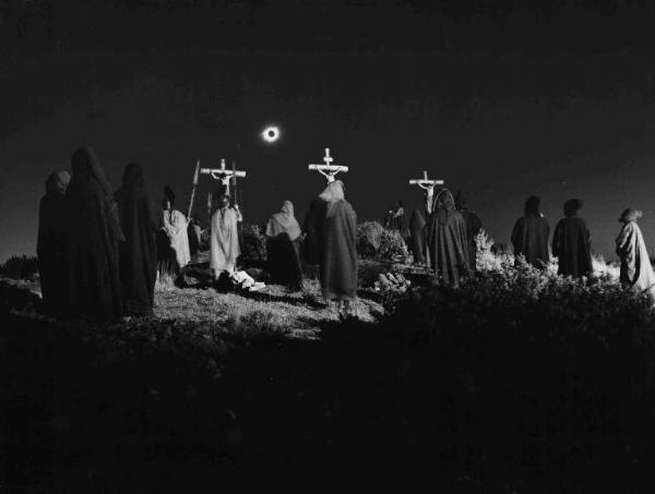Scena del film "Barabba" - Regia Richard Fleischer - 1962 - Crocefissione di Gesù Cristo e i due ladroni con Maria, Maria Maddalena i re magi e centurioni romani