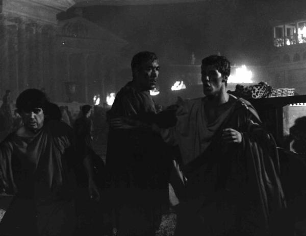 Scena del film "Barabba" - Regia Richard Fleischer - 1962 - L'attore Anthony Quinn e attori non identificati