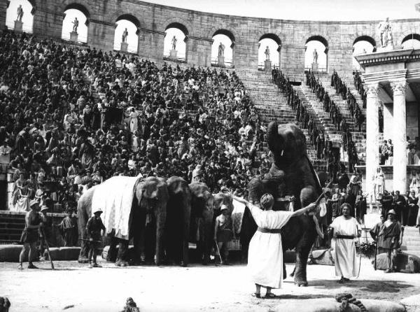 Scena del film "Barabba" - Regia Richard Fleischer - 1962 - Elefanti e addestratori nell'arena colma di spettatori sulle gradinate
