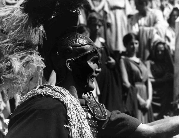Scena del film "Barabba" - Regia Richard Fleischer - 1962 - L'attore Jack Palance in divisa da centurione romano