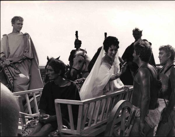 Scena del film "Barabba" - Regia Richard Fleischer - 1962 - Gli attori Valentina Cortese,su un carro, Anthony Quinn e Vittorio Gassman