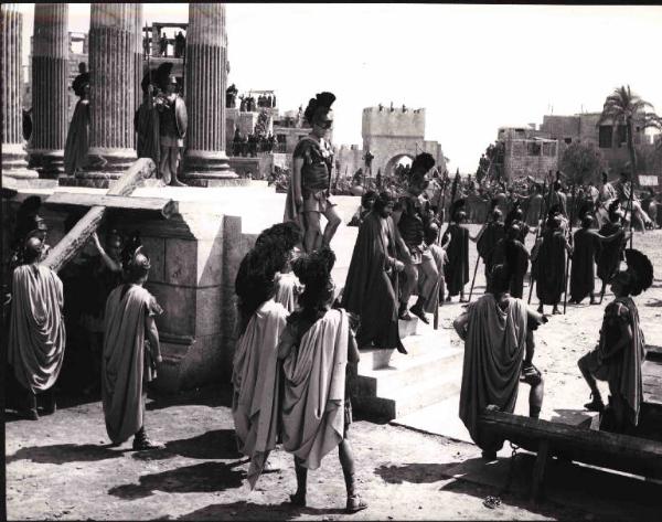 Scena del film "Barabba" - Regia Richard Fleischer - 1962 - Soldati romani armati di lancia e scudo
