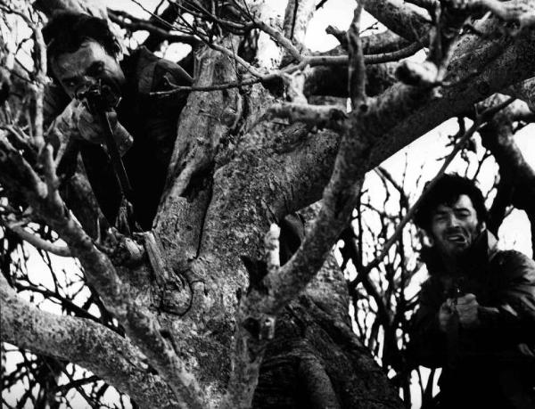 Scena del film "Barbagia (La società del malessere)" - Regia Carlo Lizzani - 1969 - Gli attori Terence Hill e Don Backy tra gli alberi armati di mitra