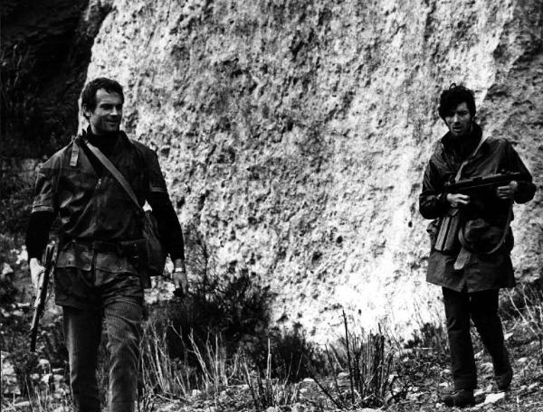 Scena del film "Barbagia (La società del malessere)" - Regia Carlo Lizzani - 1969 - Gli attori Terence Hill e Don Backy armati di mitra