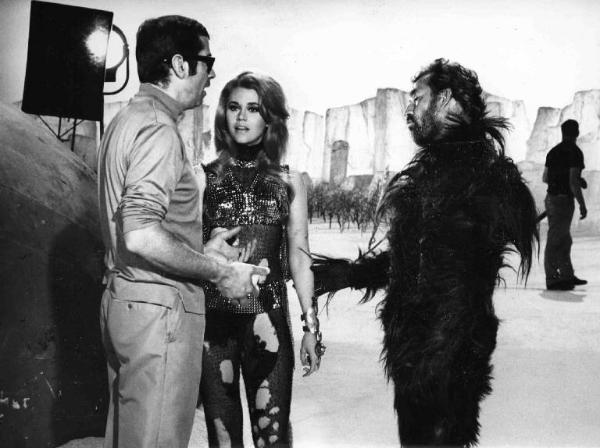 Set del film "Barbarella" - Regia Roger Vadim - 1967 - Il regista Roger Vadim con gli attori Jane Fonda e Ugo Tognazzi