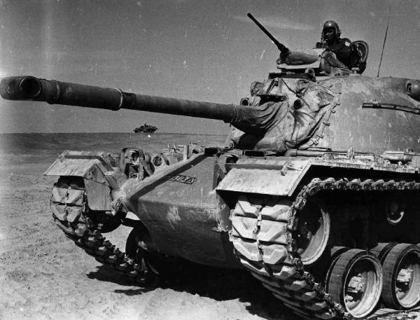 Set del film "La battaglia del Sinai" - Regia Maurizio Lucidi - 1968 - Soldato su un carro armato
