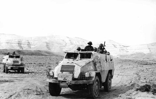 Set del film "La battaglia del Sinai" - Regia Maurizio Lucidi - 1968 - Soldati armati in camionette nel deserto