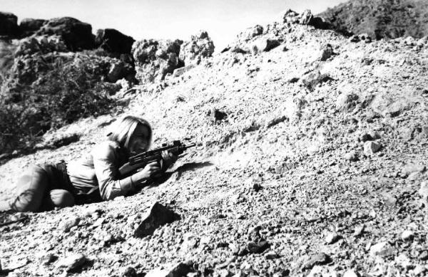 Scena del film "La battaglia del Sinai" - Regia Maurizio Lucidi - 1968 - L'attrice Katia Christine armata di mitra