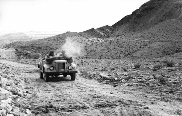 Set del film "La battaglia del Sinai" - Regia Maurizio Lucidi - 1968 - Soldati armati su una camionetta nel deserto