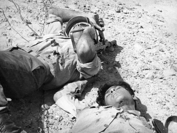 Scena del film "La battaglia del Sinai" - Regia Maurizio Lucidi - 1968 - Due attori non identificati in divisa da soldato armati di mitra