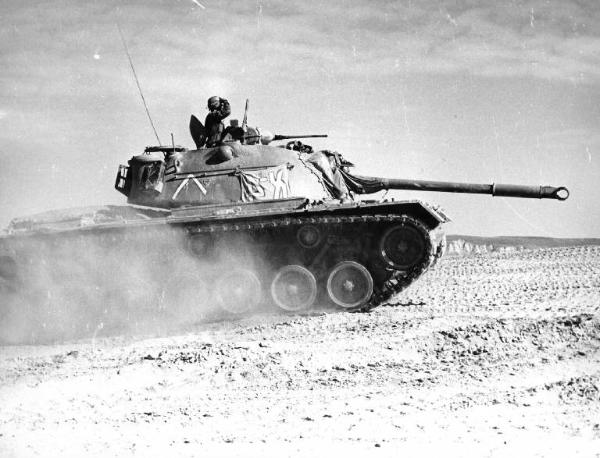 Set del film "La battaglia del Sinai" - Regia Maurizio Lucidi - 1968 - Soldato su un carro armato nel deserto