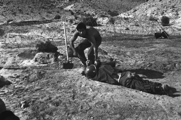 Scena del film "La battaglia del Sinai" - Regia Maurizio Lucidi - 1968 - Due attori non identificati in divisa da soldato