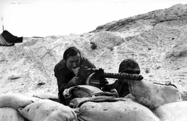 Scena del film "La battaglia del Sinai" - Regia Maurizio Lucidi - 1968 - Un attore non identificato in divisa da soldato spara con un mitra