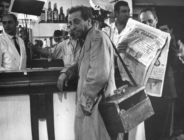 Set del film "La battaglia di Algeri" - Regia Gillo Pontecorvo - 1966 - Operatori e attori durante le riprese in un bar