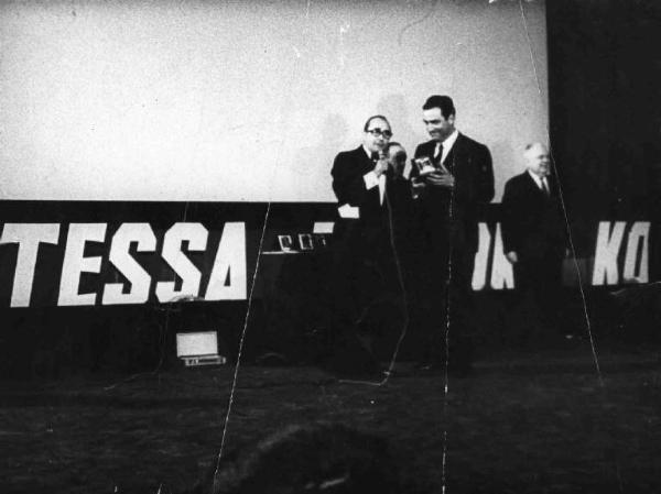 "La battaglia di Algeri" - Regia Gillo Pontecorvo - 1966 - Il regista Gillo Pontecorvo riceve il Nastro d'argento alla Mostra Internazionale del Cinema di Venezia