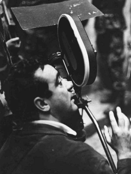 Set del film "La battaglia di Algeri" - Regia Gillo Pontecorvo - 1966 - L'operatore Marcello Gatti dietro la macchina da presa
