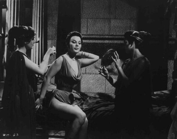 Scena del film "La battaglia di Maratona" - Regia Bruno Vailati - 1959 - L'attrice Daniela Rocca davanti allo specchio e due attrici non identificate