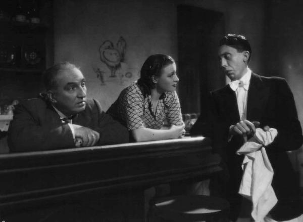 Scena del film "Il bazar delle idee" - Regia Marcello Albani - 1941 - Gli attori Achille Majeroni, Anita Farra e Renato Chiantoni