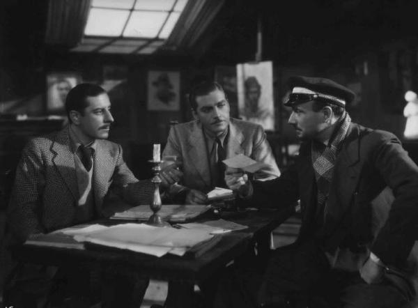 Scena del film "Il bazar delle idee" - Regia Marcello Albani - 1941 - Gli attori Giuseppe Porelli, Claudio Gora e un attore non identificato