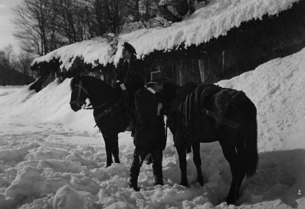 Scena del film "Beatrice Cenci" - Regia Guido Brignone - 1941 - L'attore Enzo Fiermonte a cavallo sulla neve e un attore non identificato
