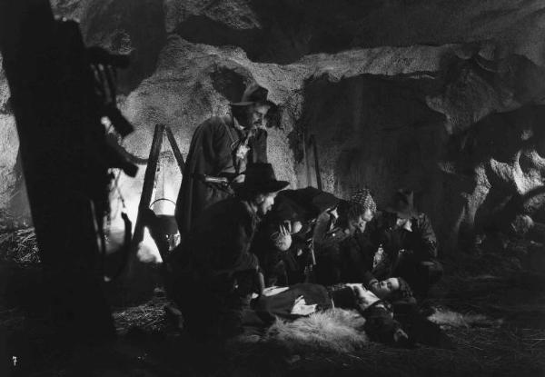 Scena del film "Beatrice Cenci" - Regia Guido Brignone - 1941 - L'attrice Elli Parvo stesa a terra in una grotta circondata da attori non identificati