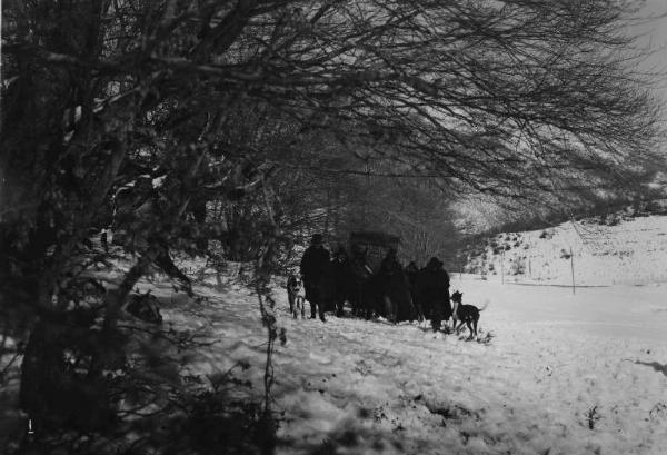 Scena del film "Beatrice Cenci" - Regia Guido Brignone - 1941 - Attori non identificati sulla neve