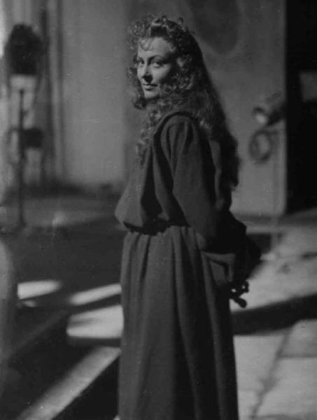 Scena del film "Beatrice Cenci" - Regia Guido Brignone - 1941 - L'attrice Carola Hohn