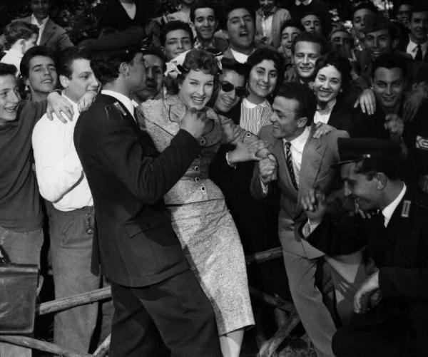 Scena del film "La bella di Roma" - Regia Luigi Comencini - 1955 - L'attrice Silvana Pampanini tra attori non identificati
