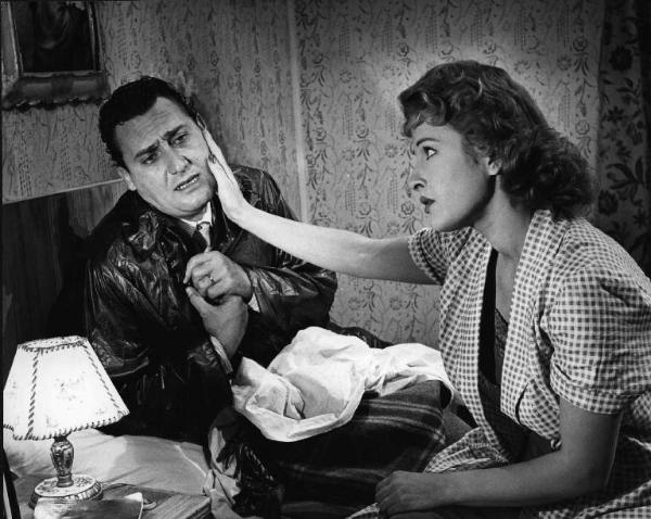 Scena del film "La bella di Roma" - Regia Luigi Comencini - 1955 - Gli attori Alberto Sordi e Silvana Pampanini