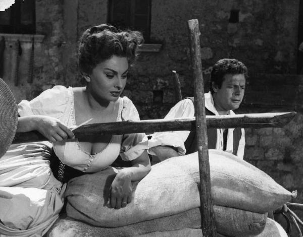 Scena del film "La bella mugnania" - Regia Mario Camerini - 1955 - Gli attori Sophia Loren e Marcello Mastroianni