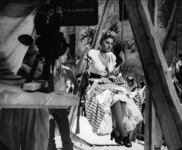 Scena del film "La bella mugnania" - Regia Mario Camerini - 1955 - L'attrice Sophia Loren