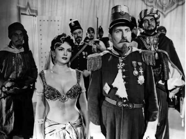 Scena del film "Le belle della notte" - Regia René Clair - 1952 - L'attrice Gina Lollobrigida e attori non identificati in divisa militare