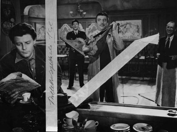 Scena del film "Le belle della notte" - Regia René Clair - 1952 - L'attore Gérard Philipe e attori non identificati